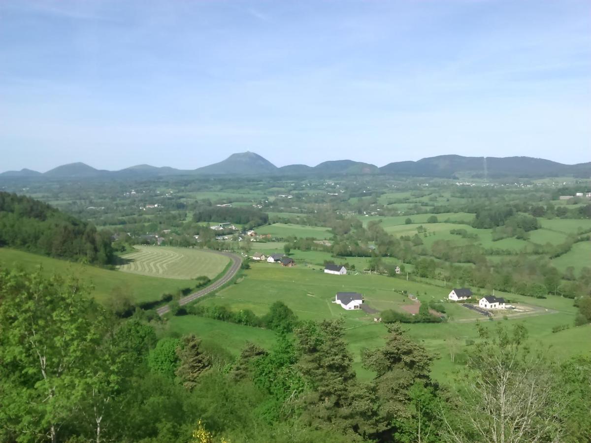Coquelicot, Entre Volcans D Auvergne Et Sancy, Orcival. Exterior photo